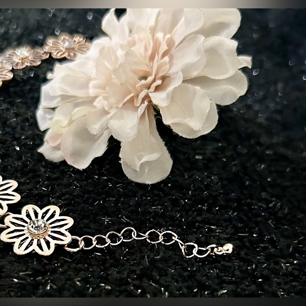 Delicate Rose Gold Colored Floral Link Bracelet - - Picture 7 of 9